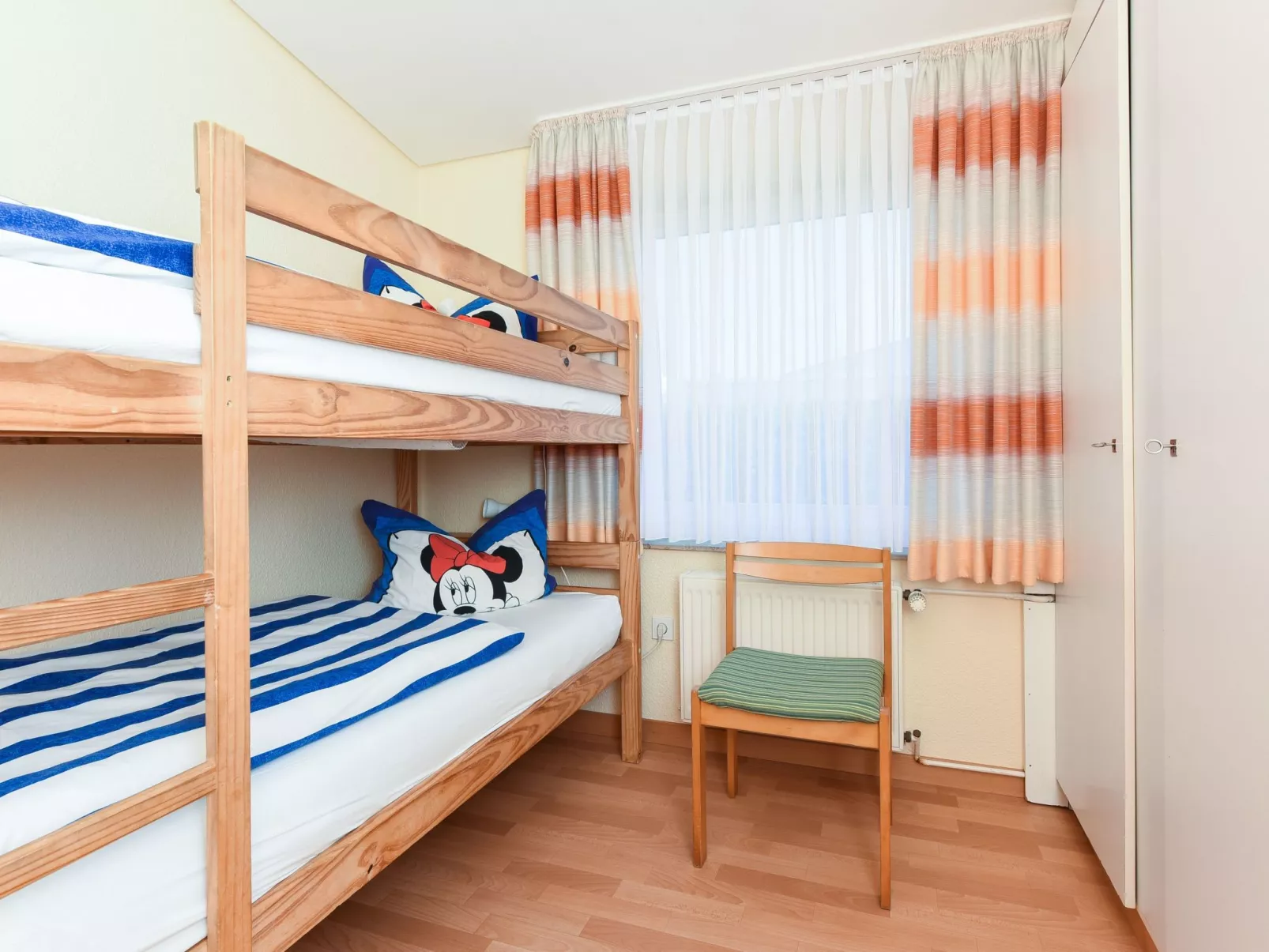 Strandnahes Ferienhaus mit Kinderspielplatz-Dedans