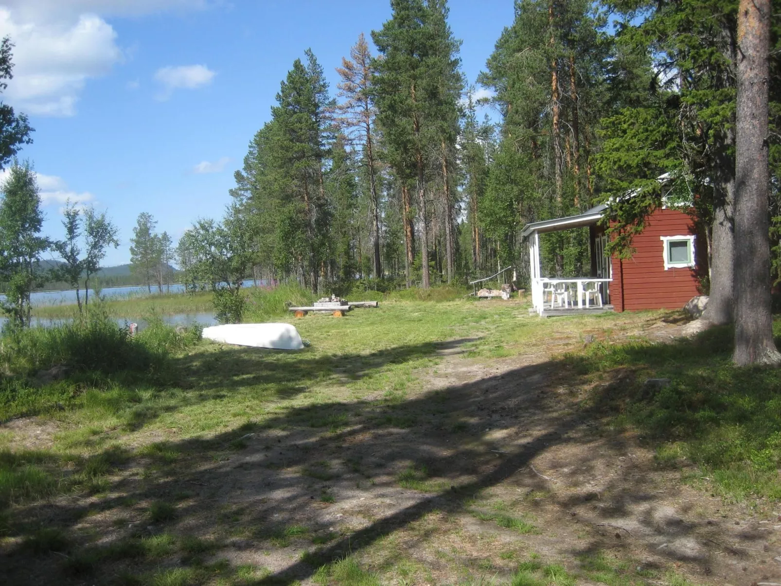 Schwedisches Holzhaus mit Grill und Terrasse-Draußen