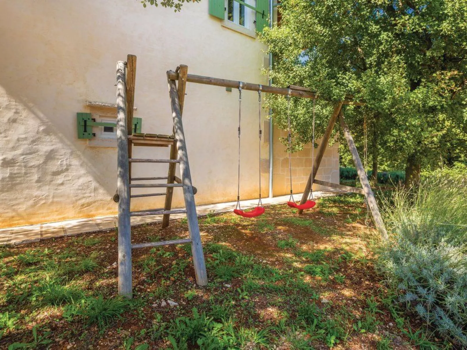 Geräumige, topmoderne Ferienvilla mit eigenem Pool-Outside