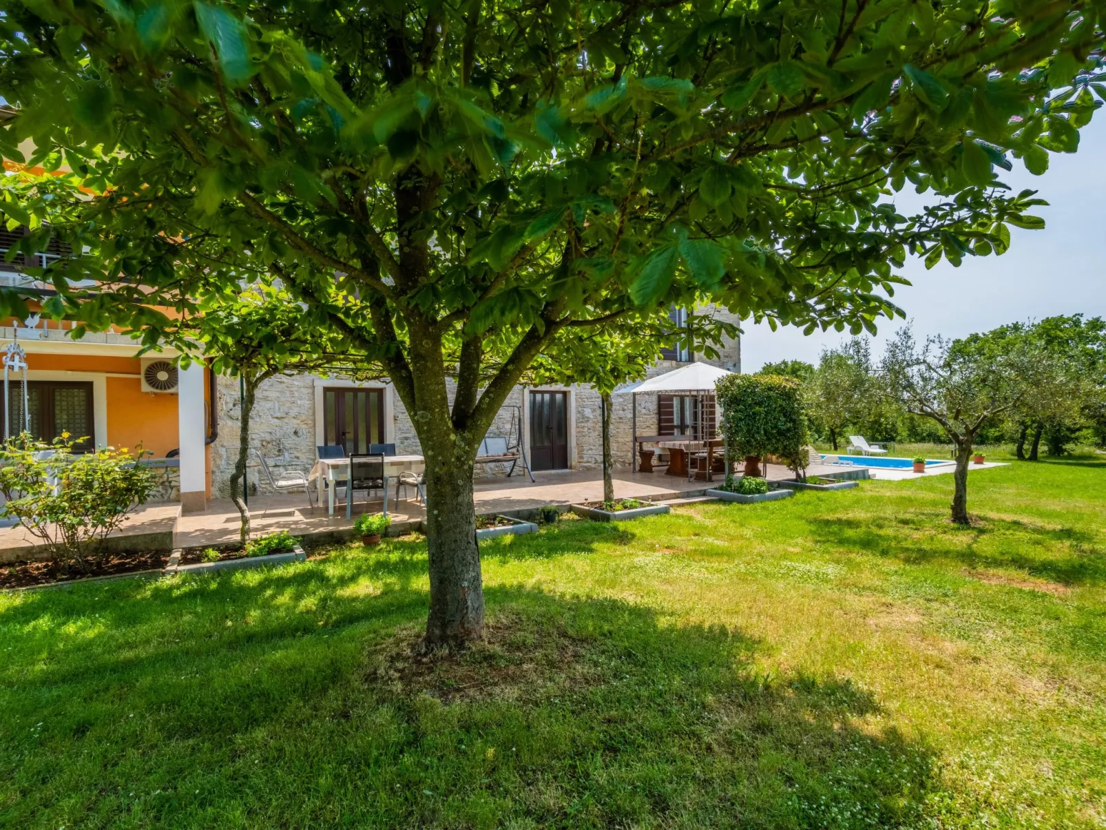 Schönes Haus mit großer grüner Umgebung, Pool-Image-tags.info