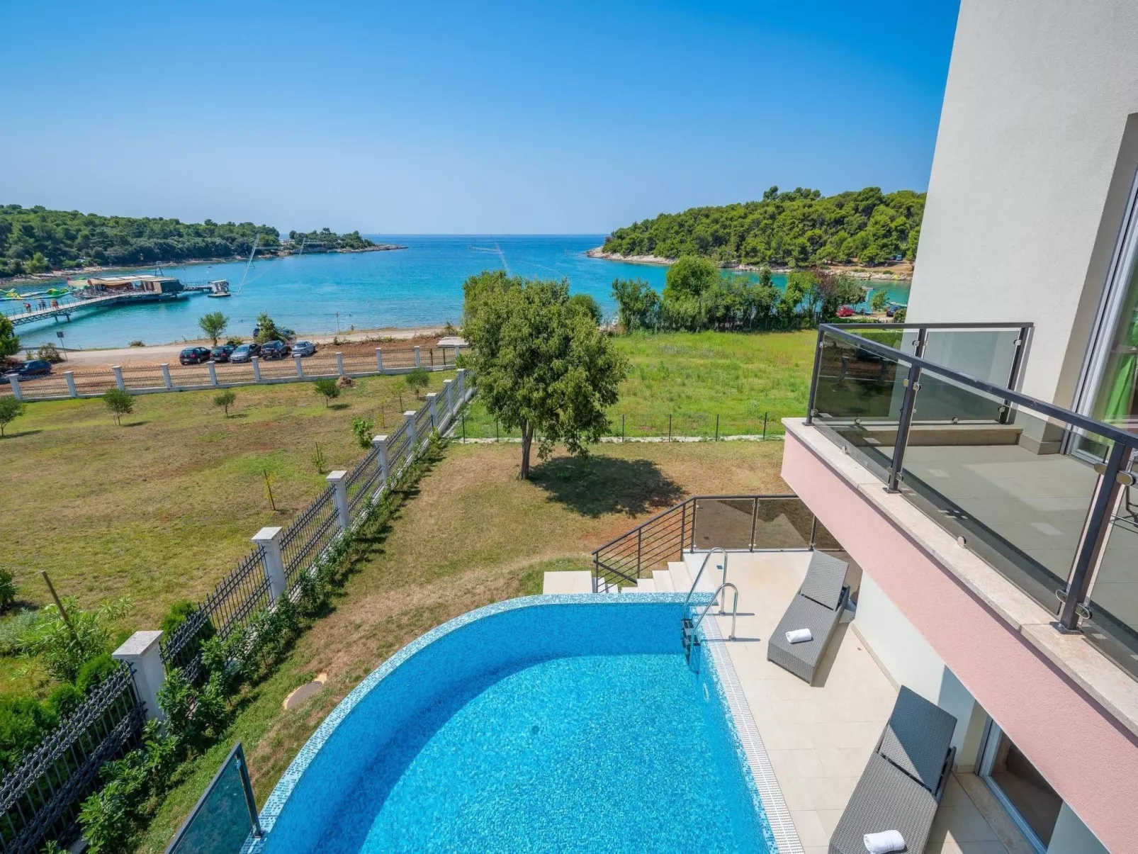 Cedar in Stoja mit großzügigem Garten-Outside
