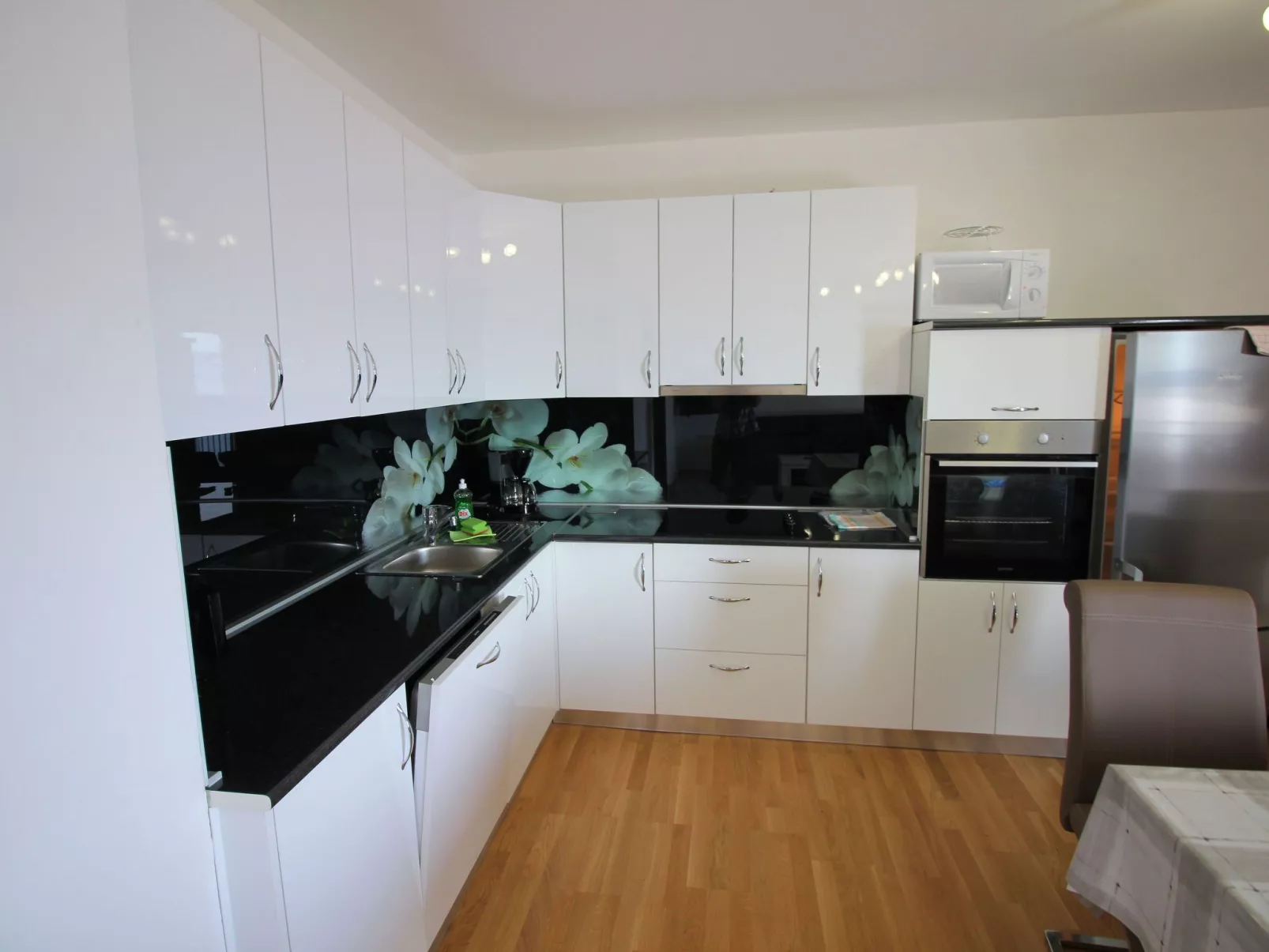 "Manda3" mit Blick auf das Wasser-Inside