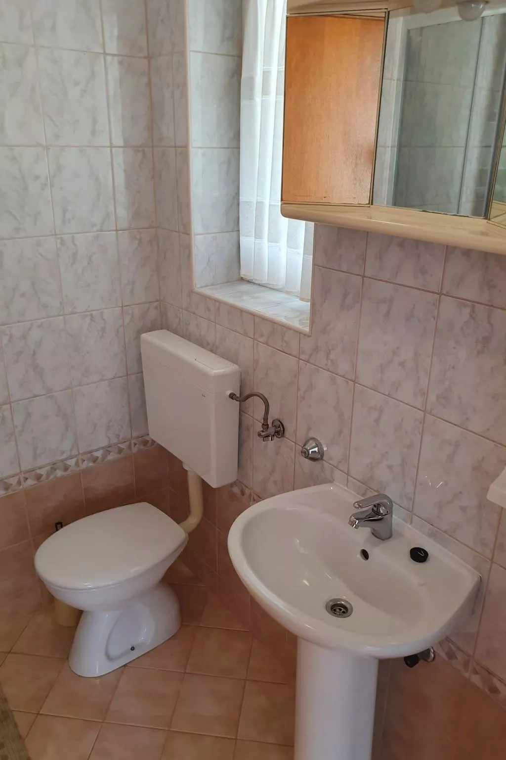 Mit Blick auf das Wasser-Dedans