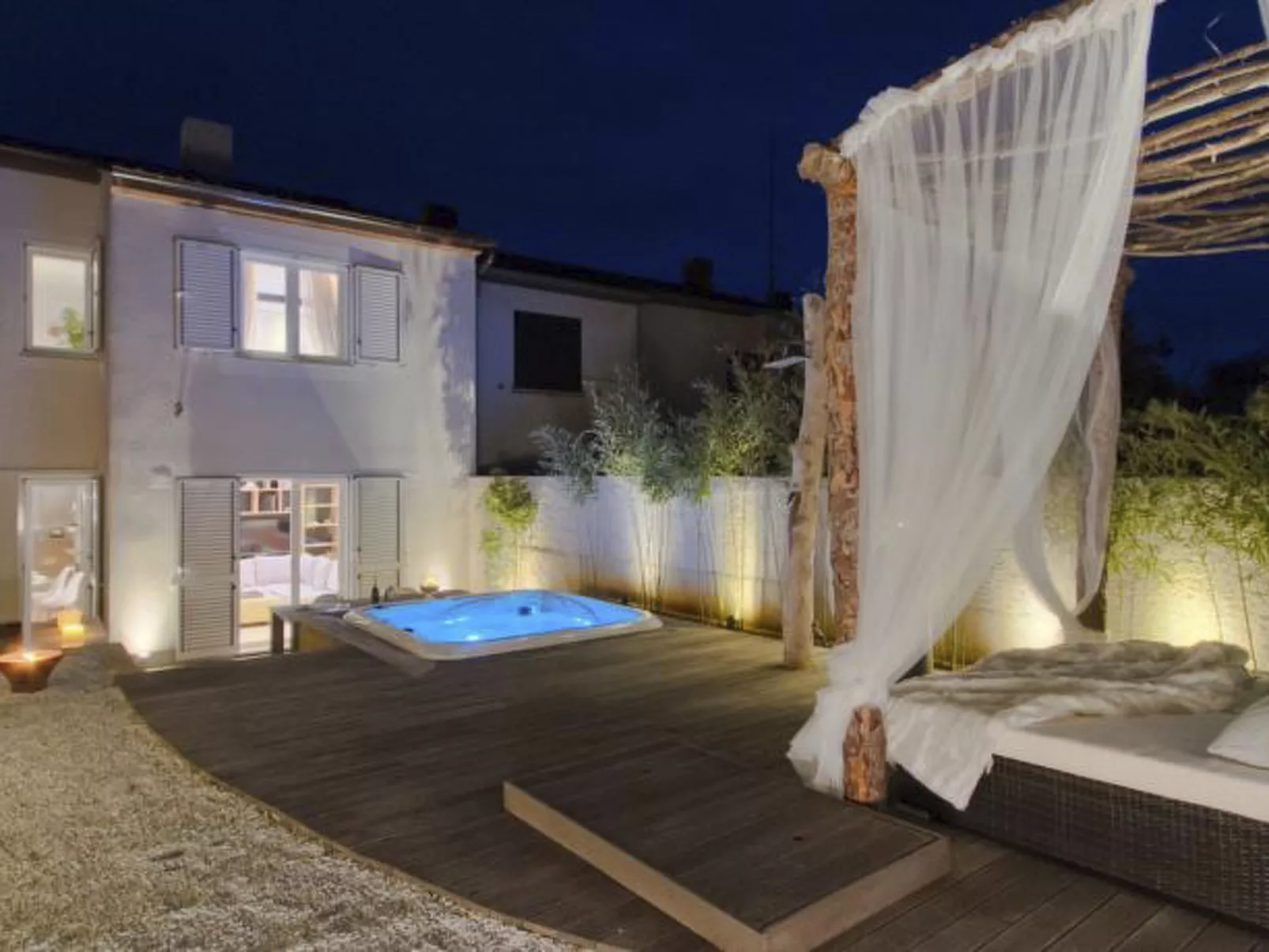 Stylisches Haus mit Dachterrasse, Bar und Hot Tub-Drinnen