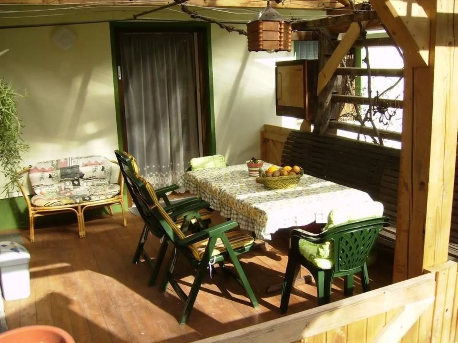 Für sechs Personen mit einem Balkon-Drinnen