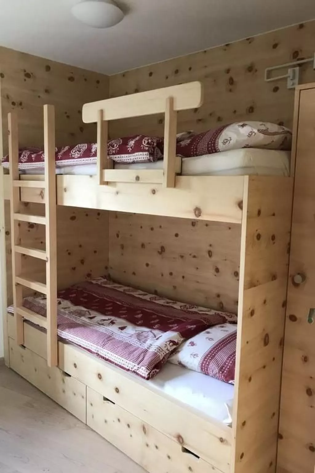 Chesa Arnica 3-Drinnen