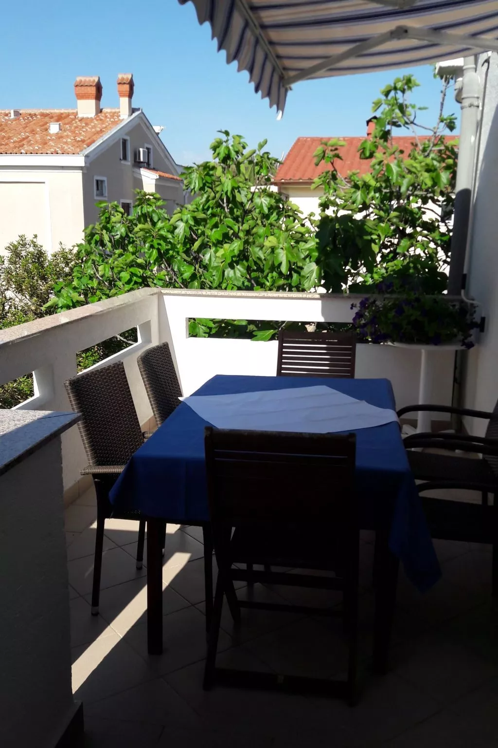 Wohnung Nr. 1 mit 2 Schlafzimmern und 2 Balkonen im 1. Obergeschoss-Dehors