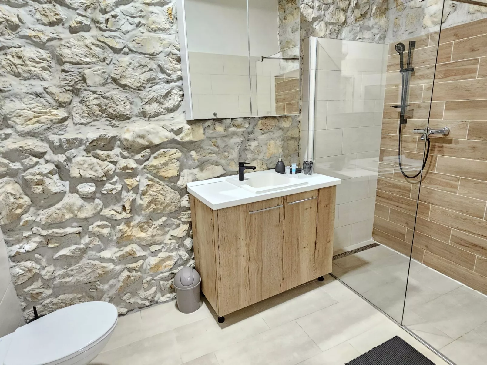 Steinhaus mit privatem Außenpool-Image-tags.info