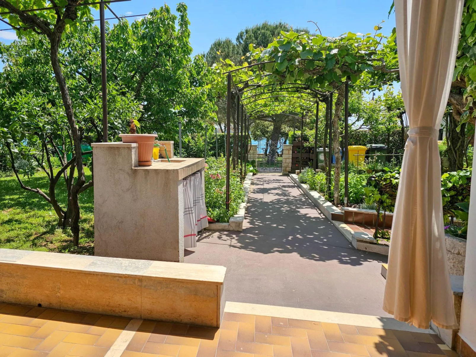 Für 3 Personen ca. 30 m&sup2; in Novigrad, Adriaküste Kroatien (Westküste von I-Outside