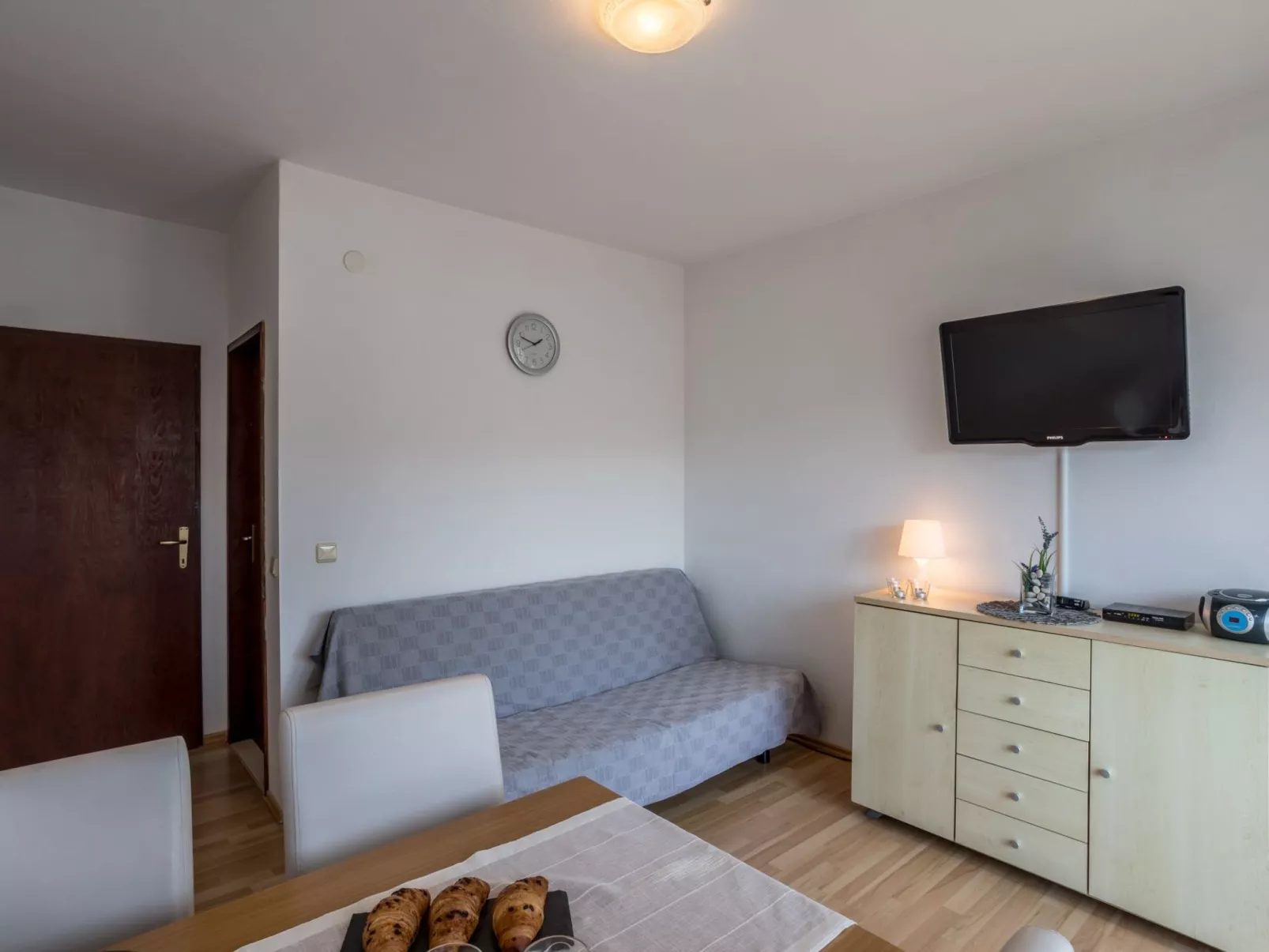 Tihana mit mediterranem Garten-Image-tags.info