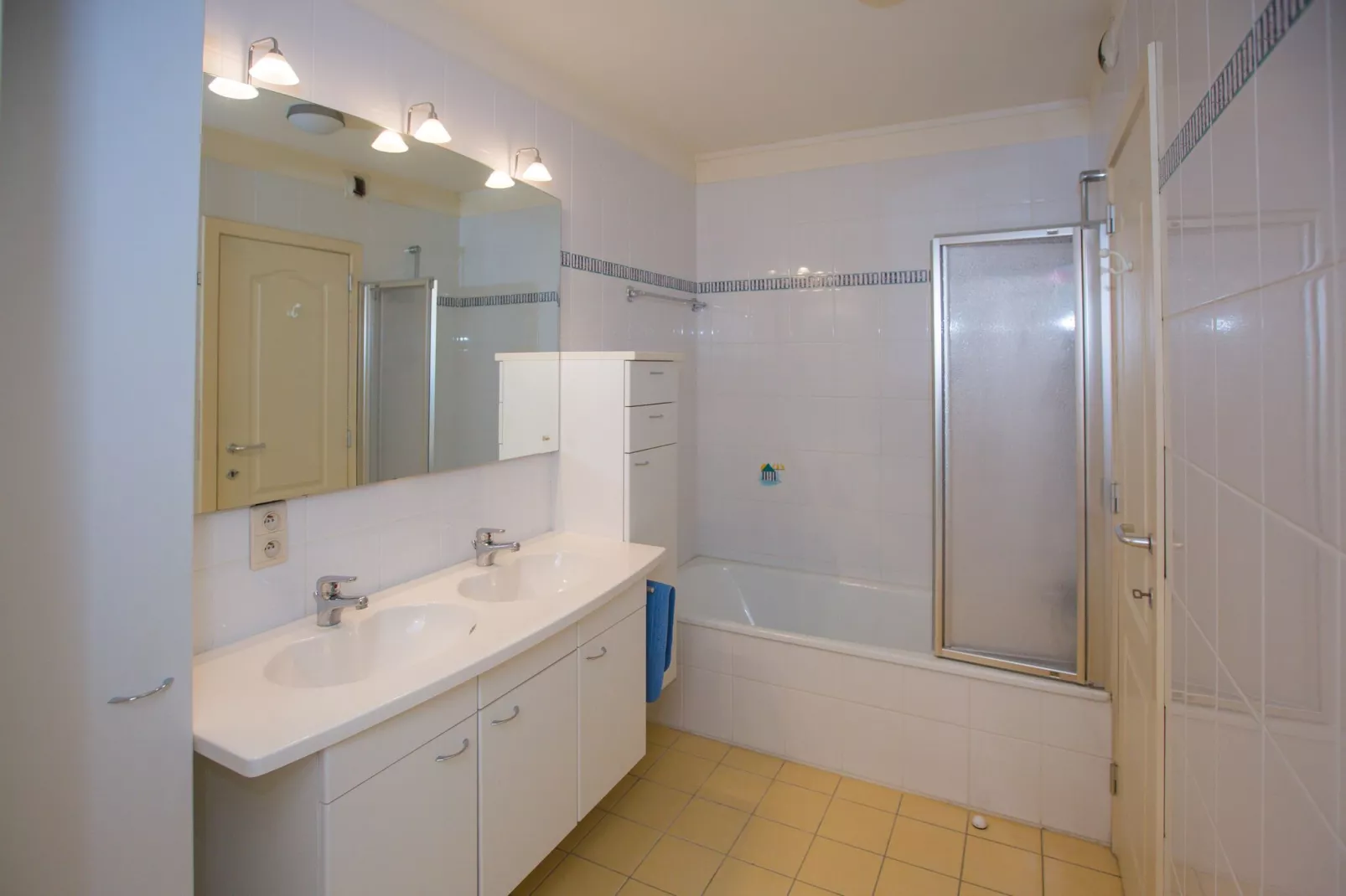 BEACH PALACE / 0401  GARAGE-Bathroom