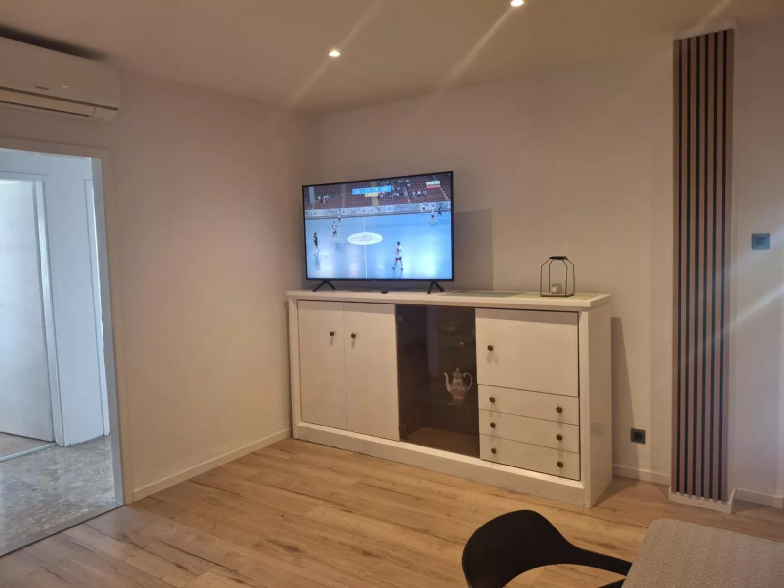 Mit Blick auf das Wasser-Drinnen