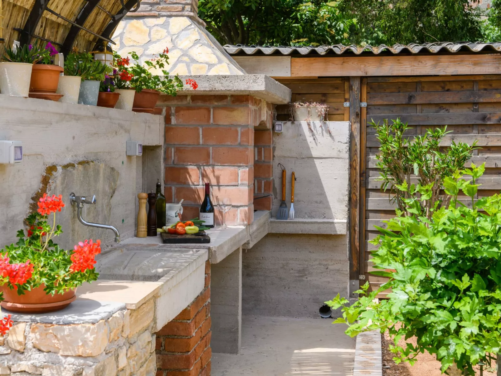 Mit Garten, Terrasse und Grill-Outside