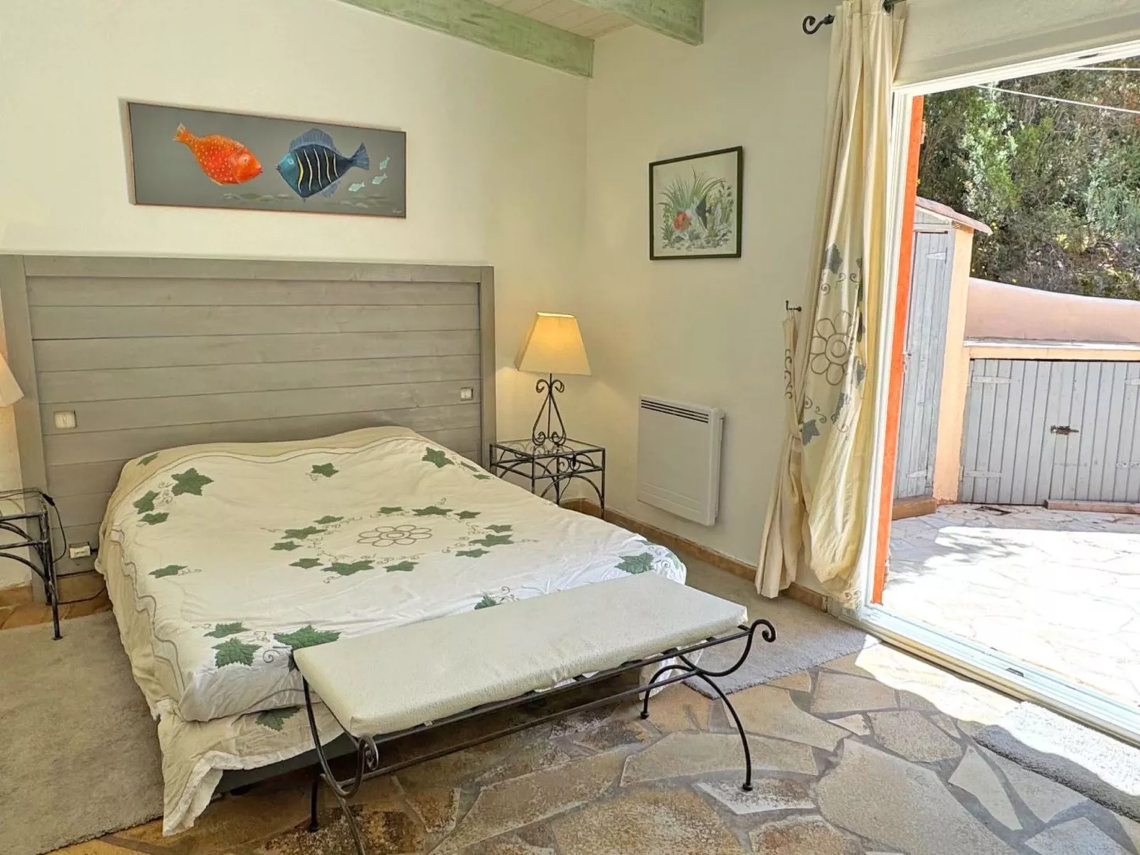 Schöne Villa mit innovativer Architektur in einem grünen Nest im Herzen des Mas-Drinnen