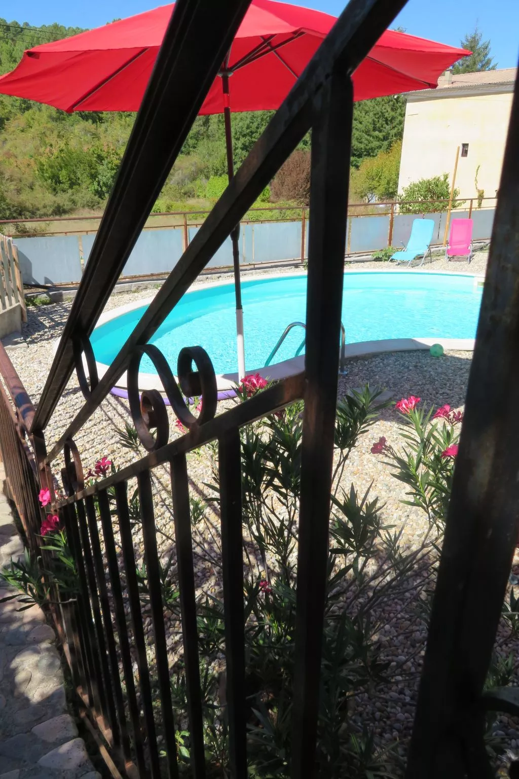 "La Source" mit Pool-Draußen