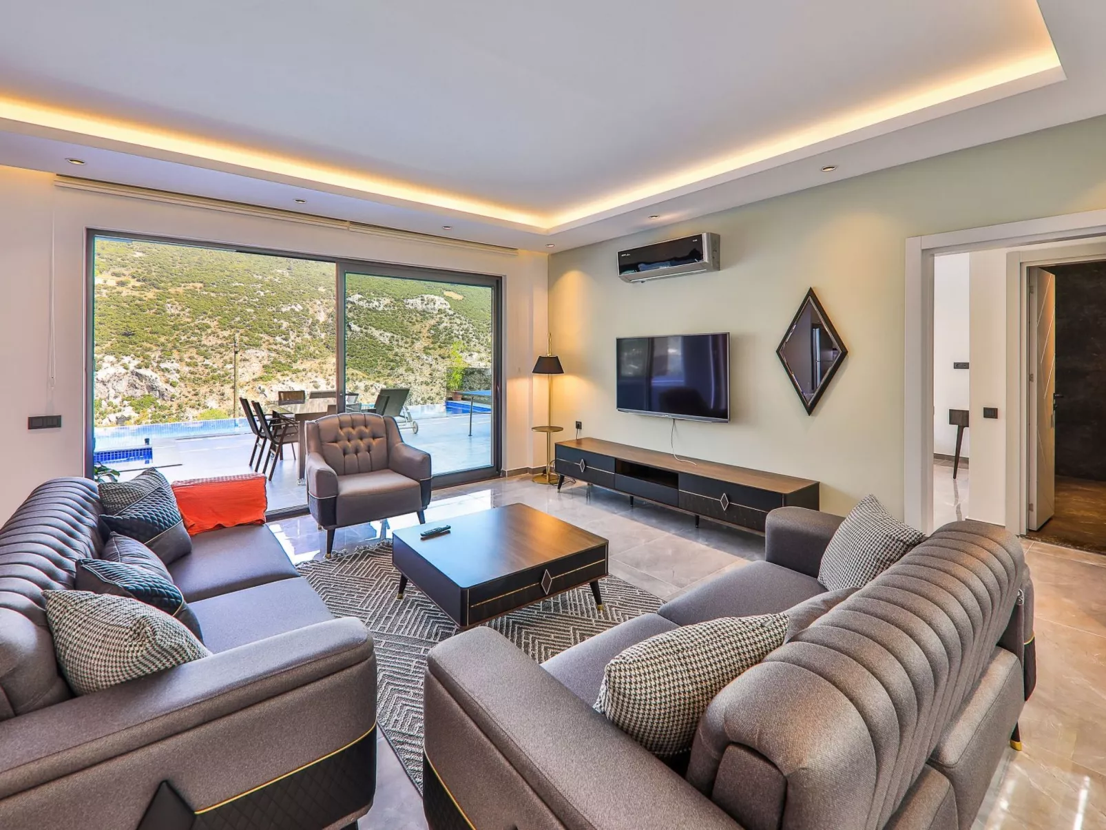 Mediterranean 2-Drinnen