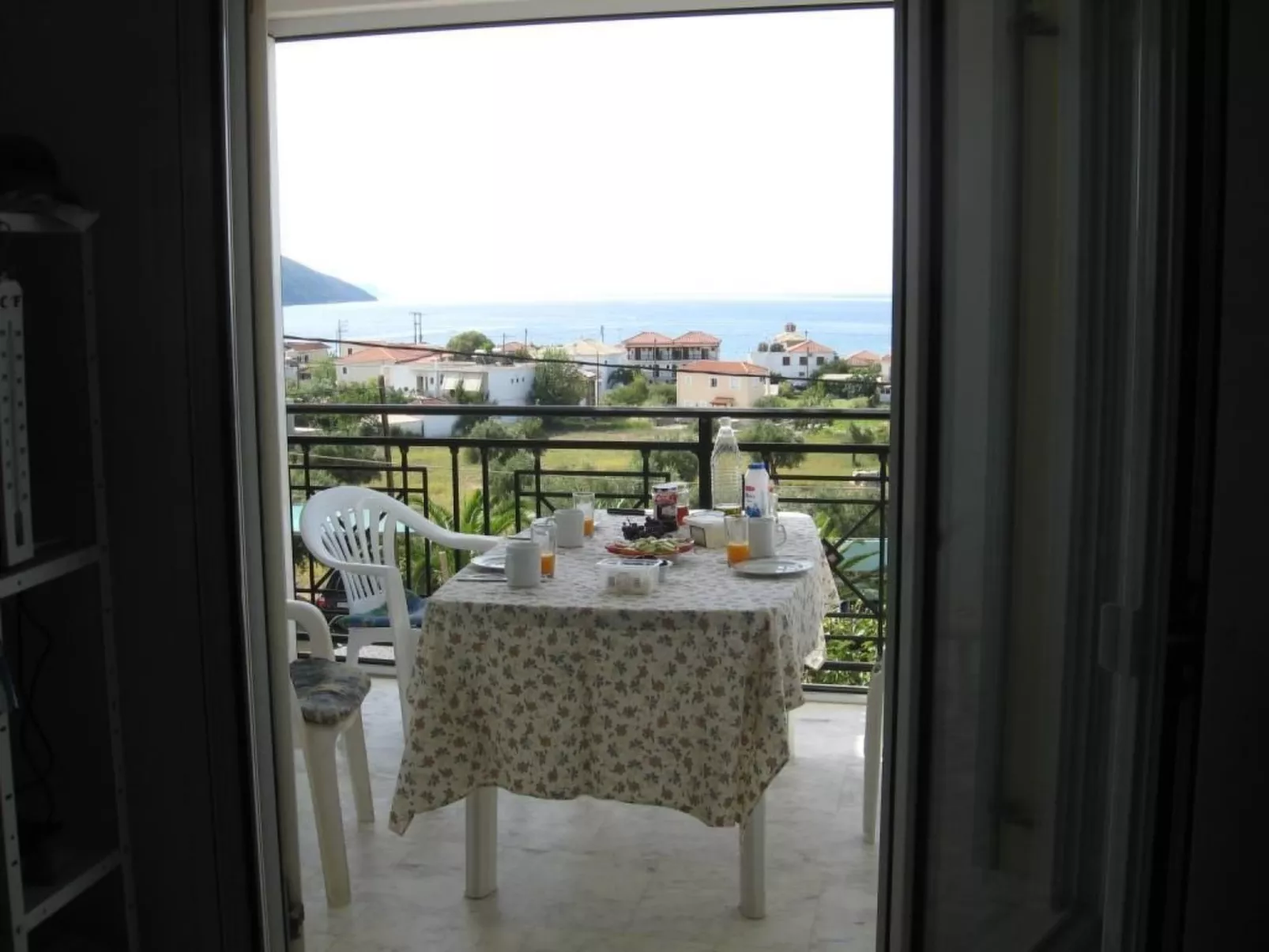 Mit Blick auf das Wasser-Inside