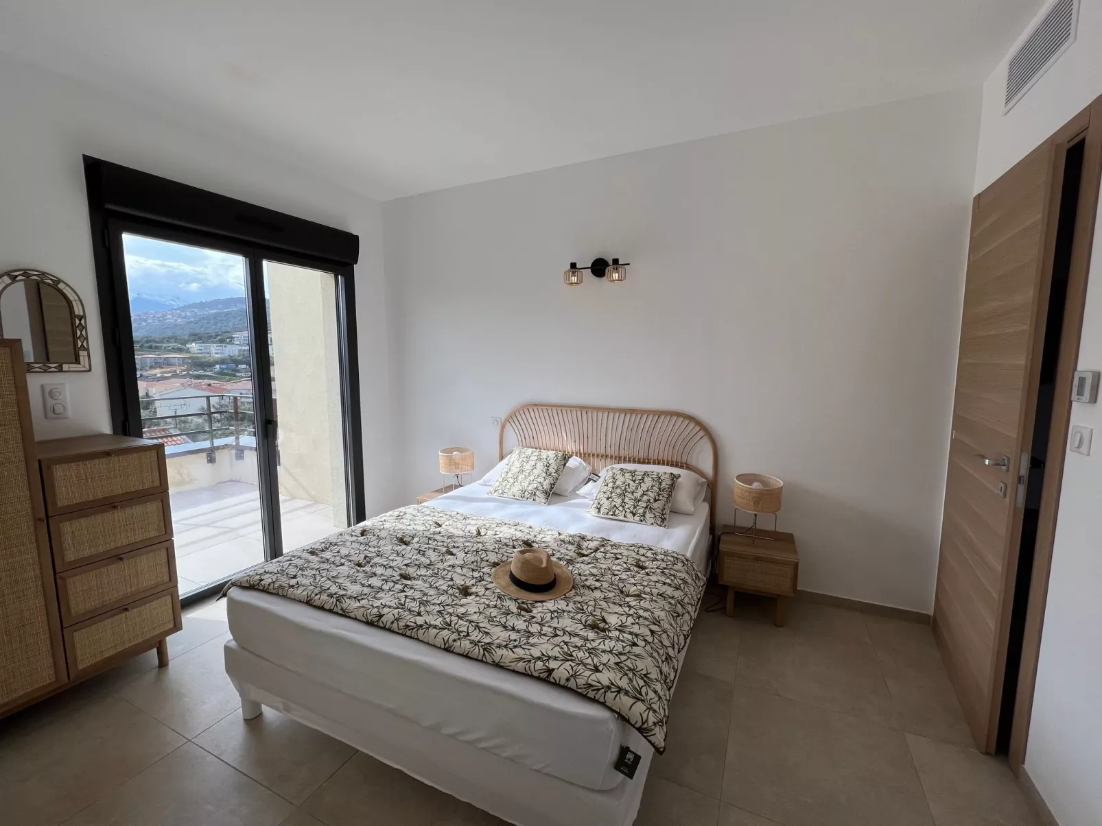 ISULA-RED_BEAUTIFUL_VIEW.-Drinnen