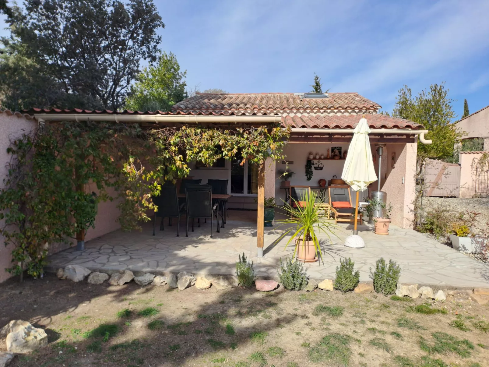 In La Livinière mit Großer Terrasse-Draußen