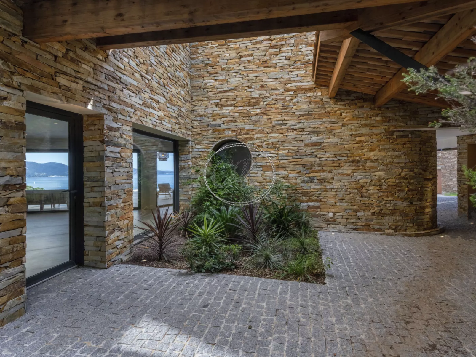 Außergewöhnliche Villa am Cap Bénat-Outside