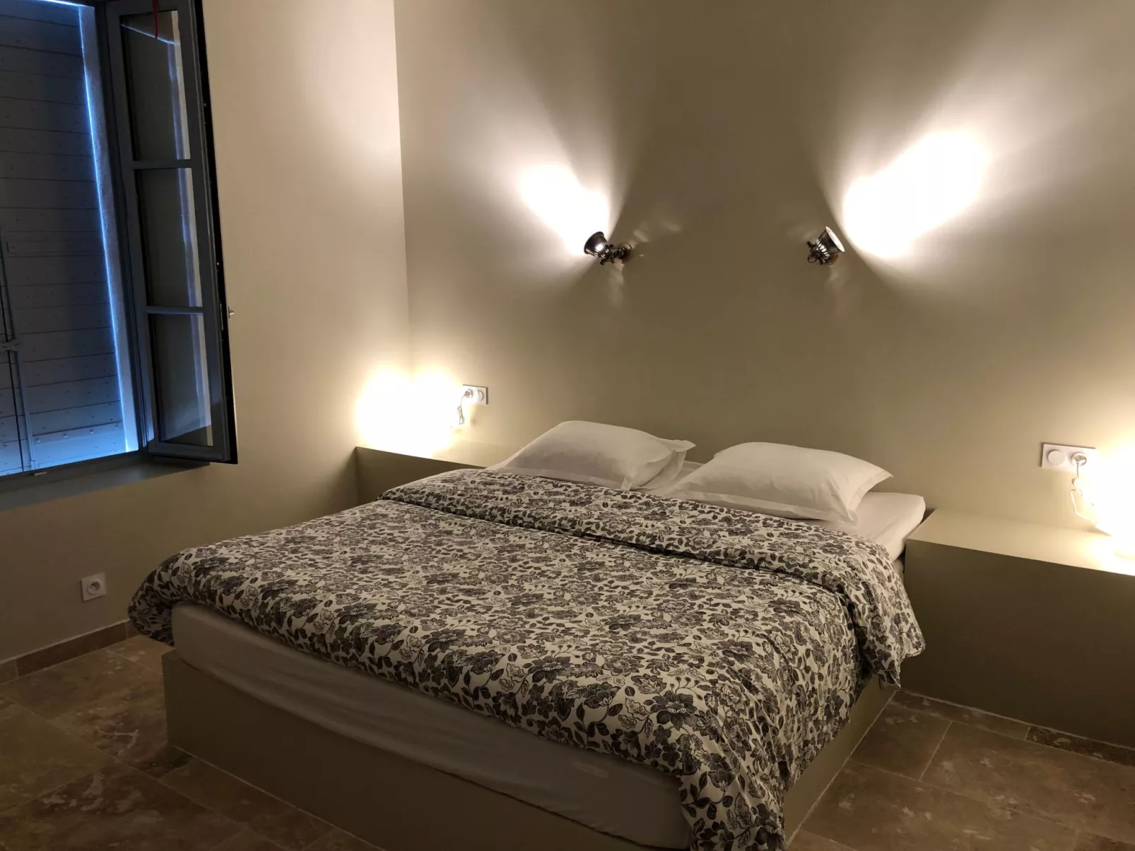 Maison Carrée-Drinnen