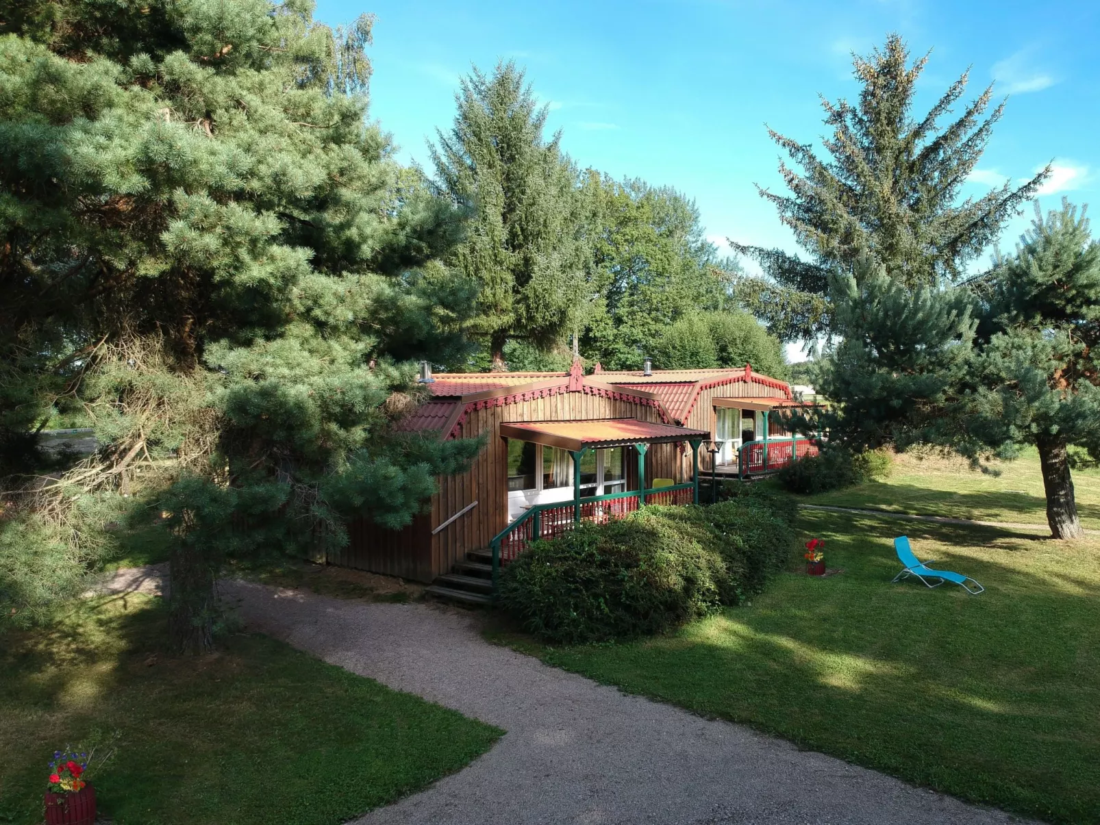 Charmantes Ferienhaus mit gemeinsamem Grill-Draußen