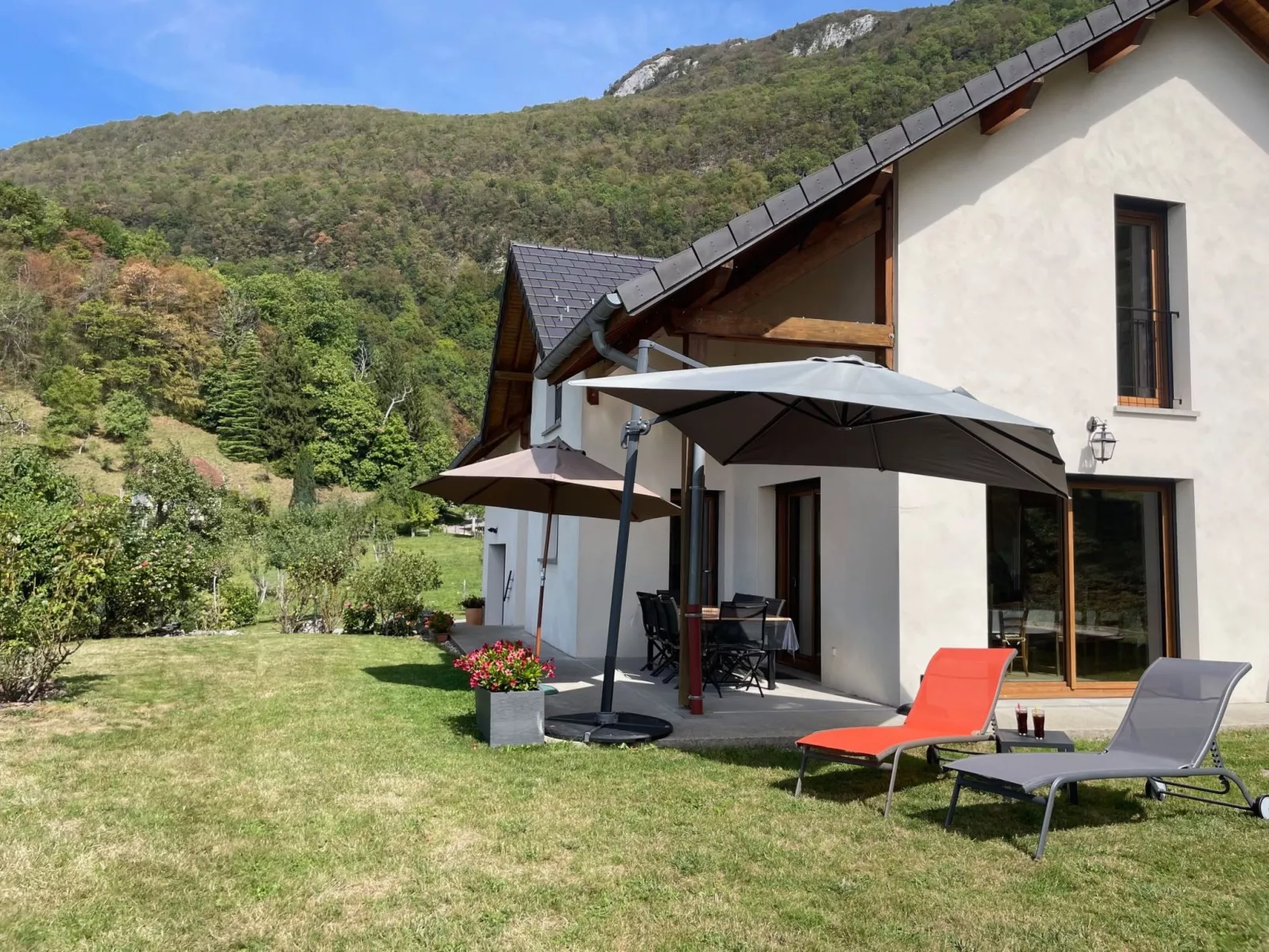 In Aiguebelette-Le-Lac mit Garten, Terrasse und Grill-Draußen