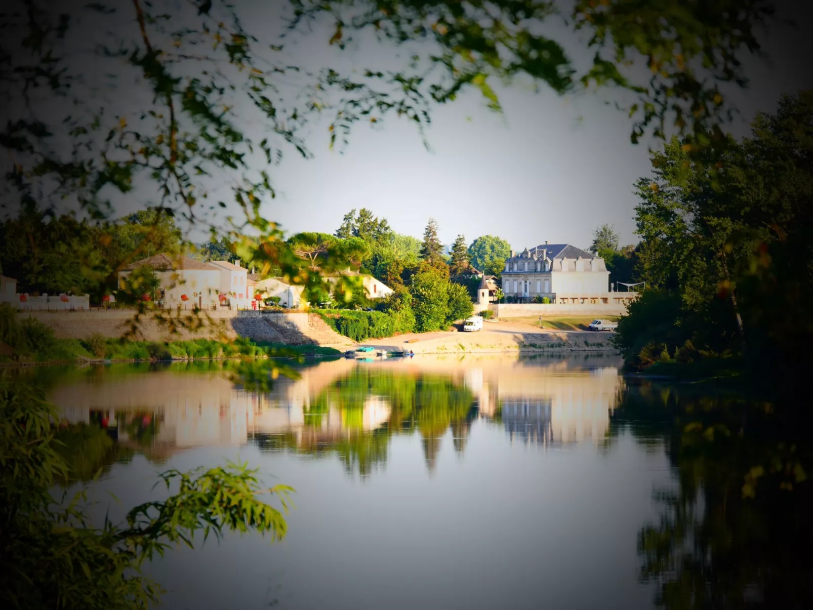 Schloss mit Überlaufpool an der Dordogne-Outside