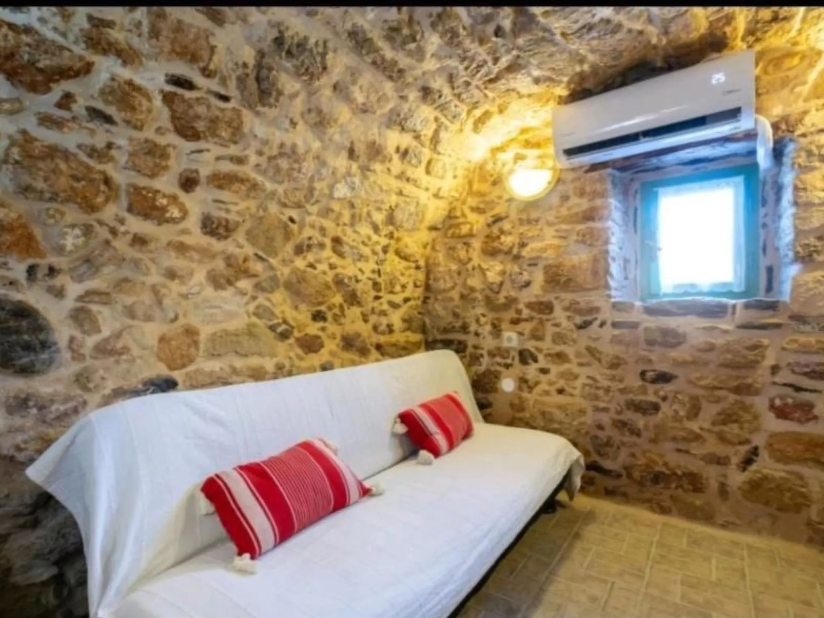 Mit Blick auf das Wasser-Drinnen