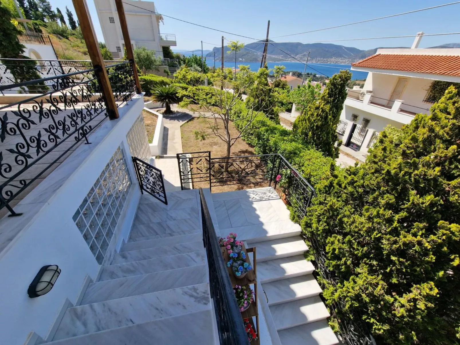 Vollständig umschlossene und großzügig angelegte dreistöckige Ferienvilla mit f-Dehors