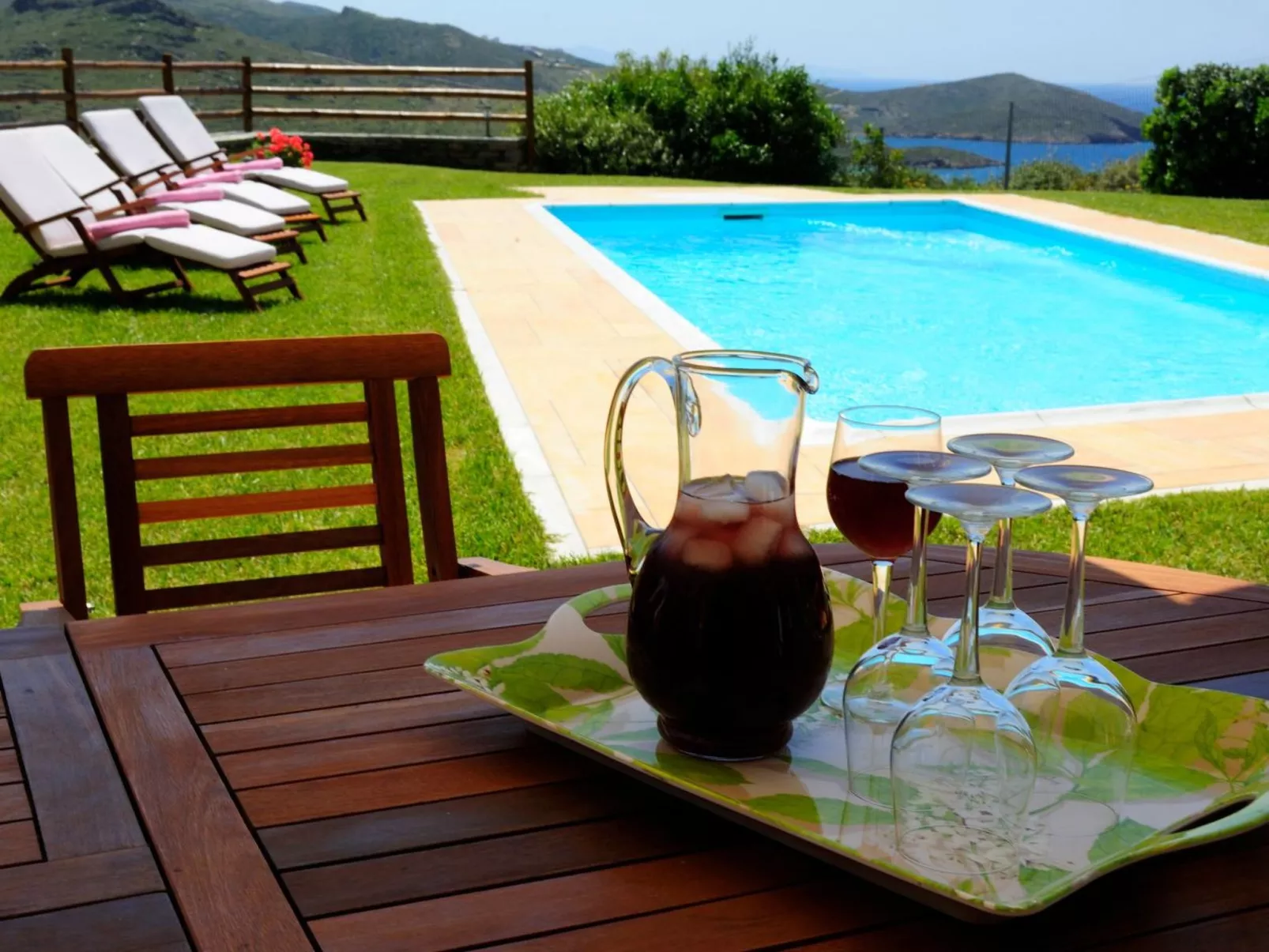 Villa mit Blick auf das Wasser-Dehors