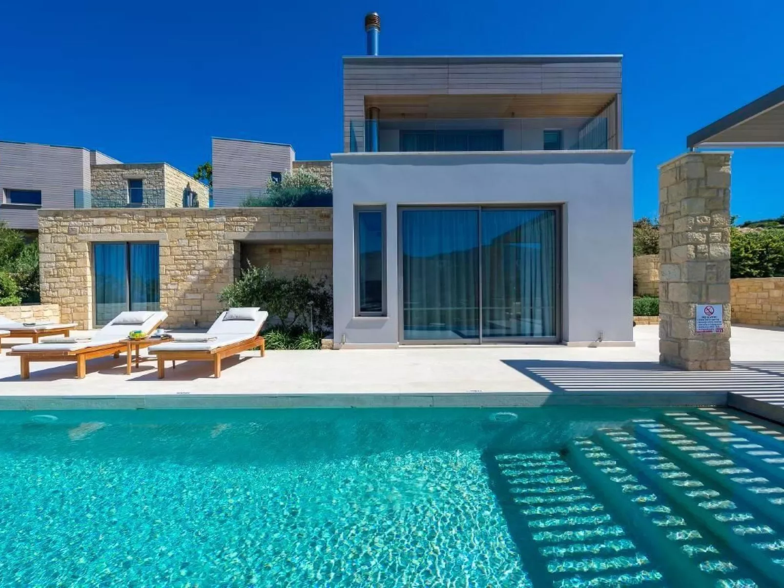 "Villa Charisma" mit eigenem Pool-Outside