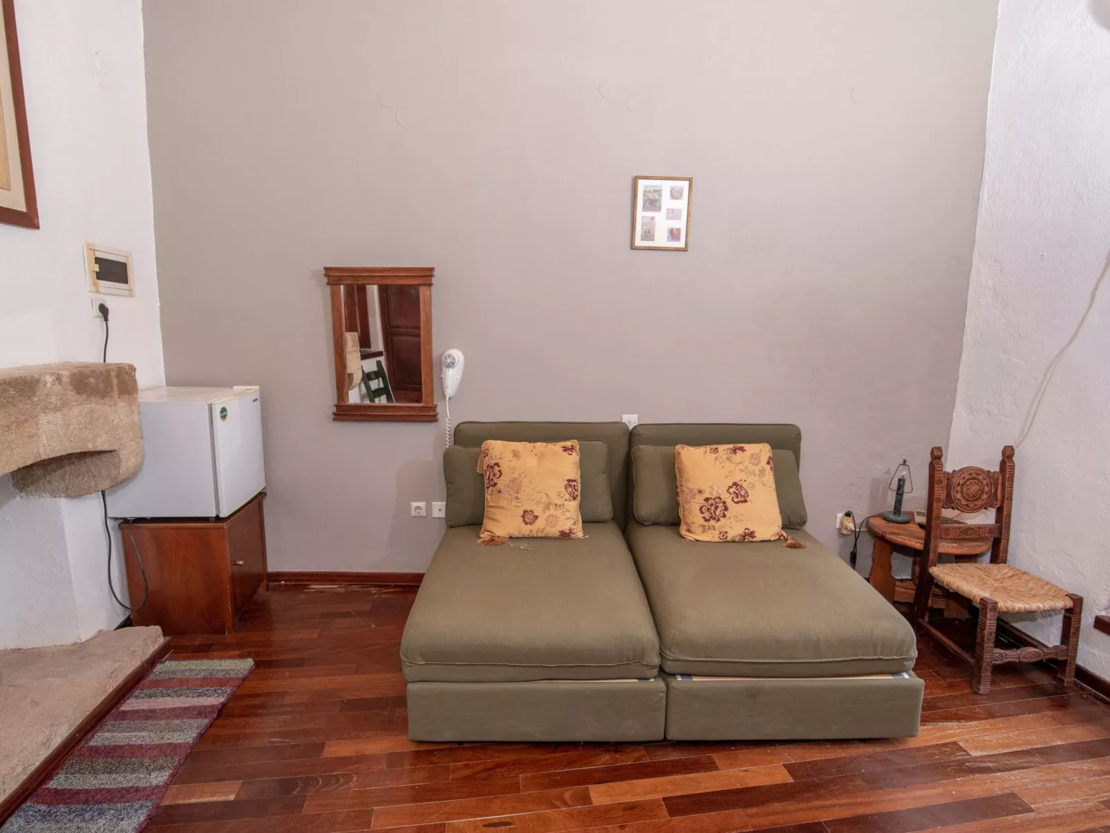 "Goulas" mit Blick auf das Wasser-Drinnen