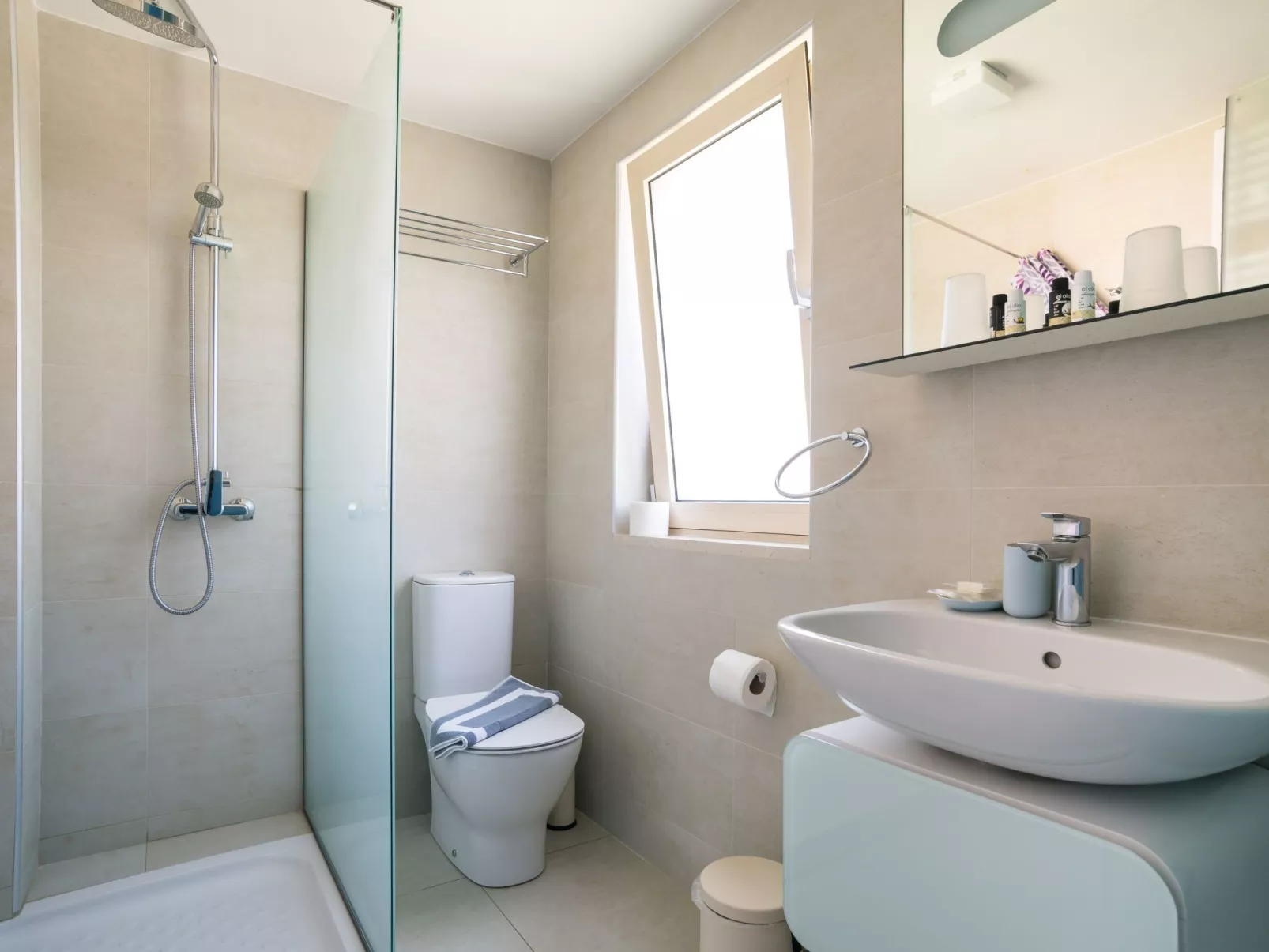 Villa Thalassa mit Schwimmbad und Garten-Drinnen