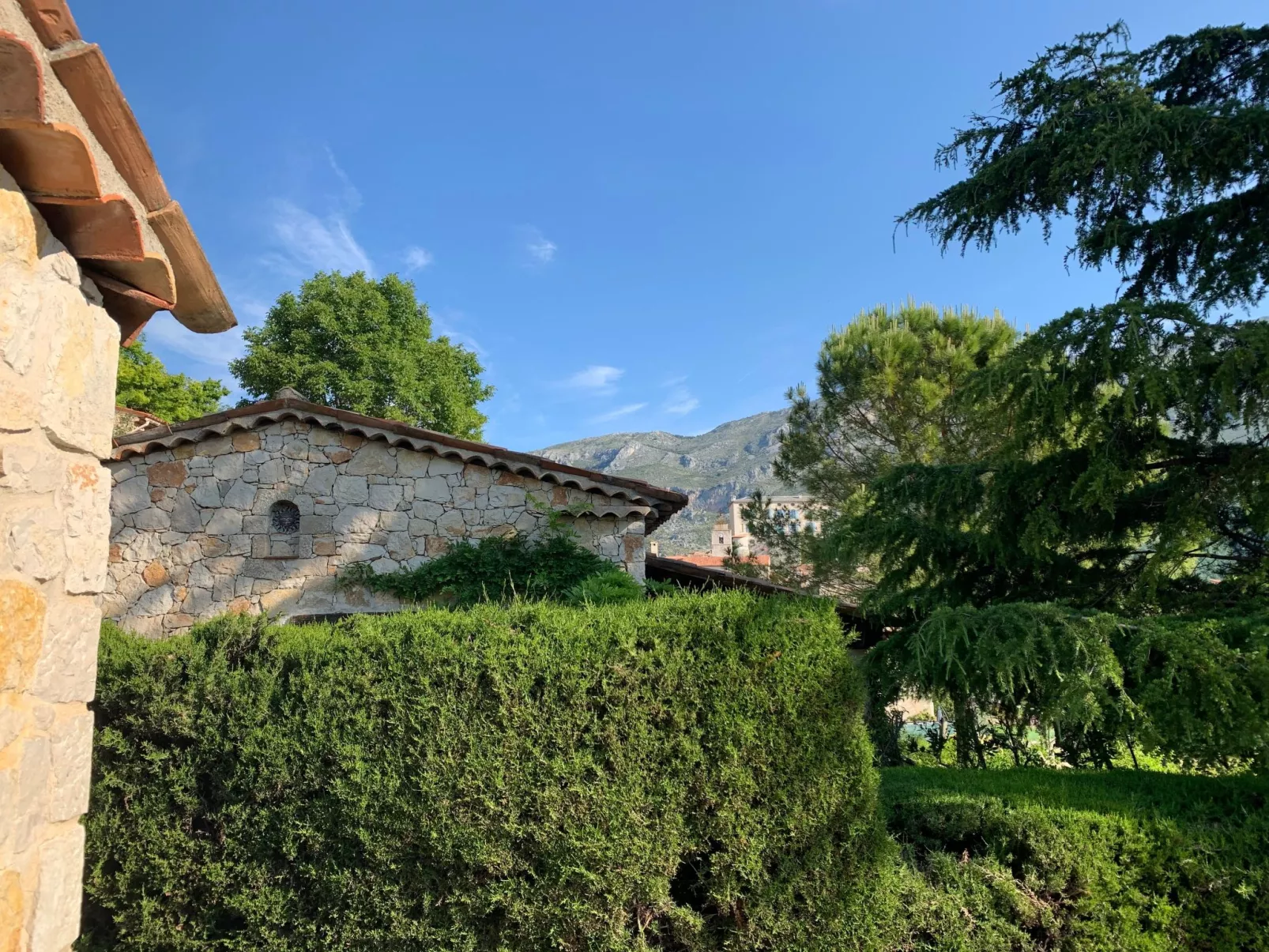 Steinhaus Garten und Blick auf die Berge-Outside