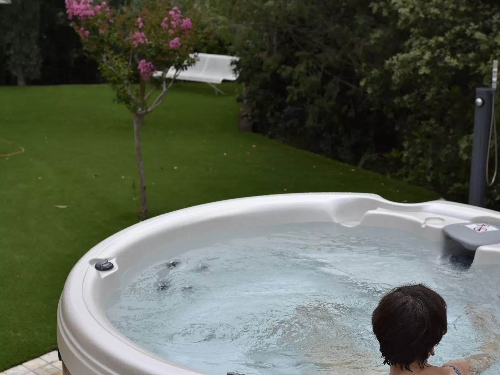 Freistehendes Haus mit großer Terrasse und Panoramablick auf die Landschaft-Draußen