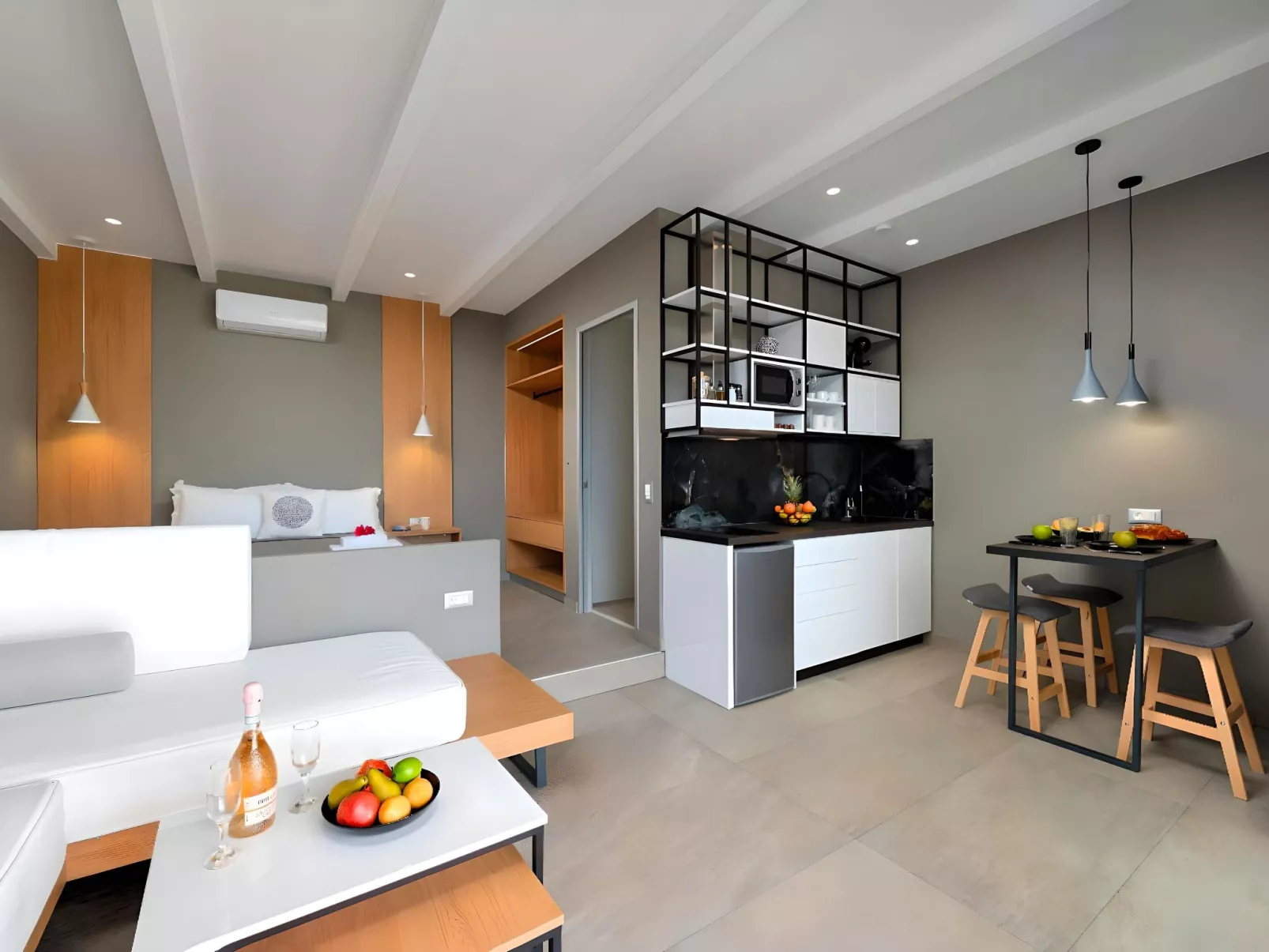 Canes Suite Privater Pool-Drinnen