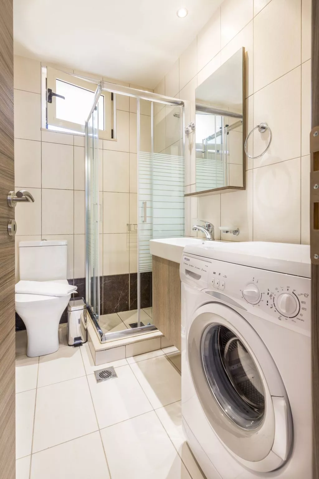 Küstenvilla mit Pool in der Nähe eines ruhigen Sandstrandes-Drinnen