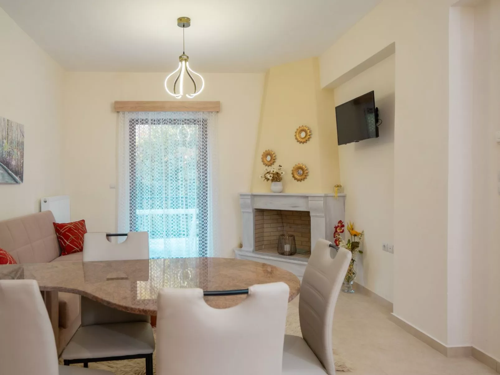 The Miller House under Meteora-Drinnen