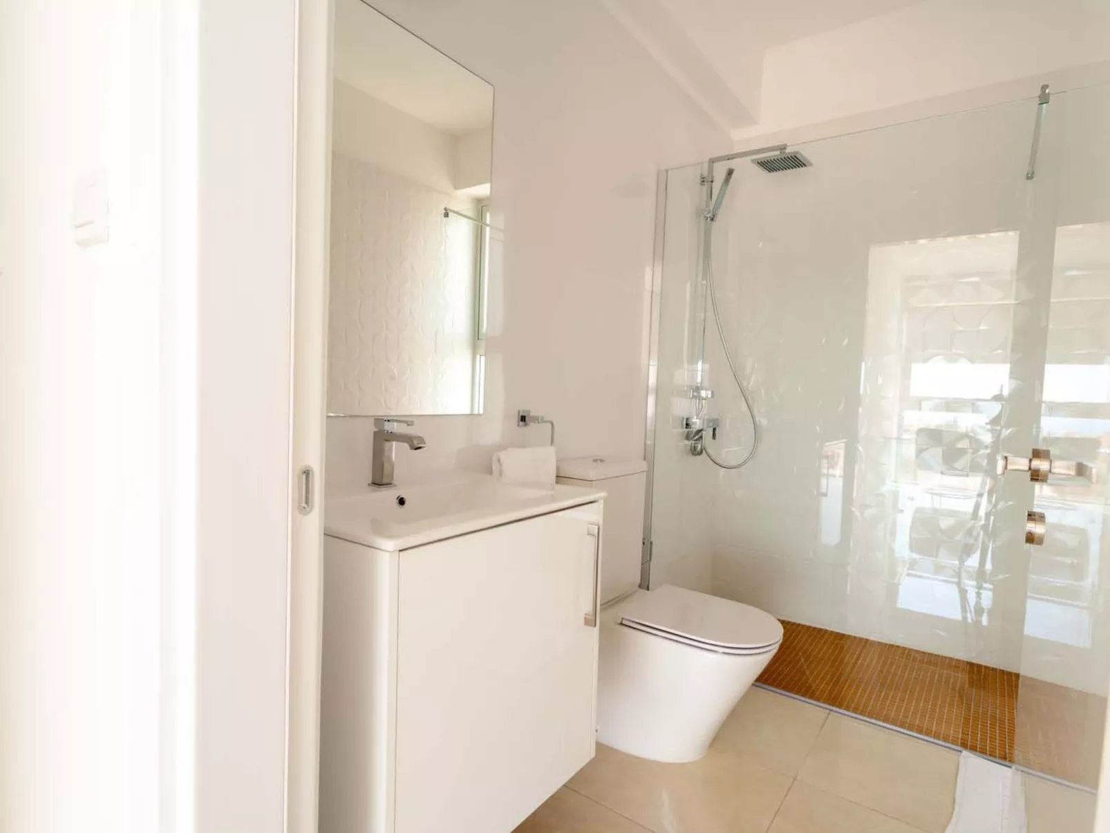 Luxuriöse Villa mit privatem Pool und Whirlpool-Drinnen