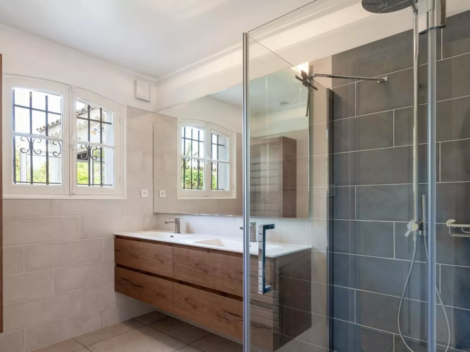 Villa mit privatem Pool und Fitnessraum-Inside