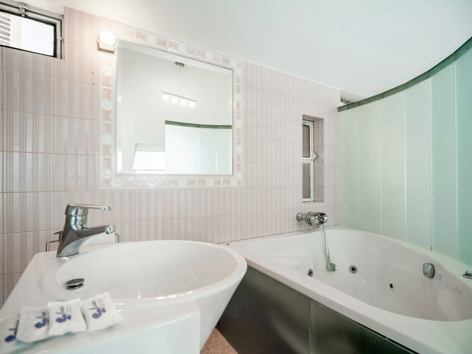 Haus am Flussufer-Image-tags.info