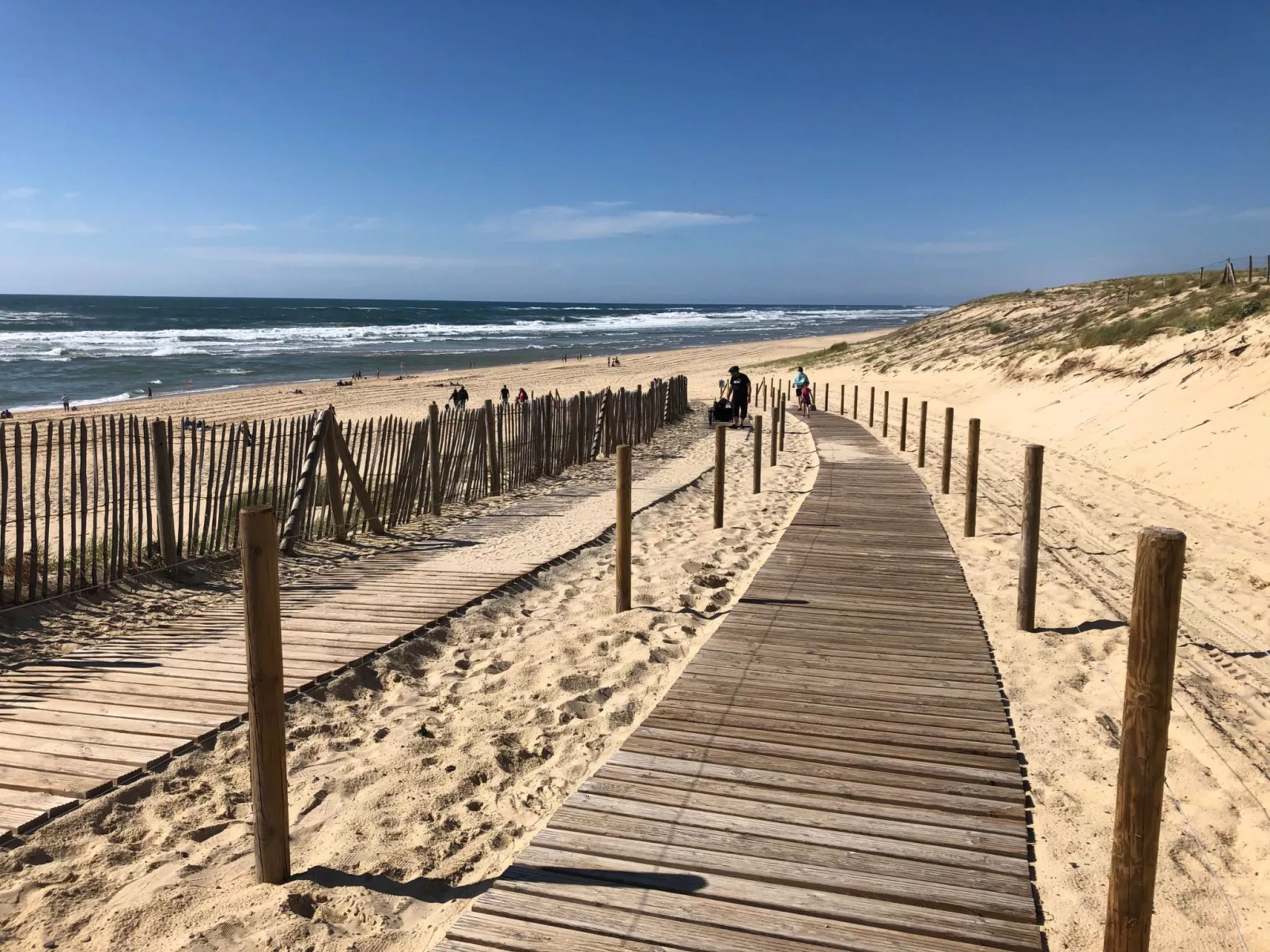 Hübsches kleines Haus in ruhiger Lage in einer baumbestandenen Residenz mit beh-Draußen