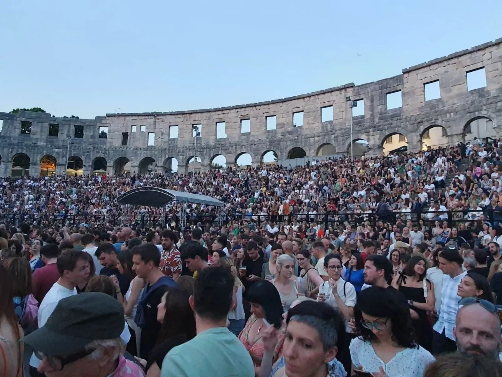 Höhlenmensch 2-Dehors