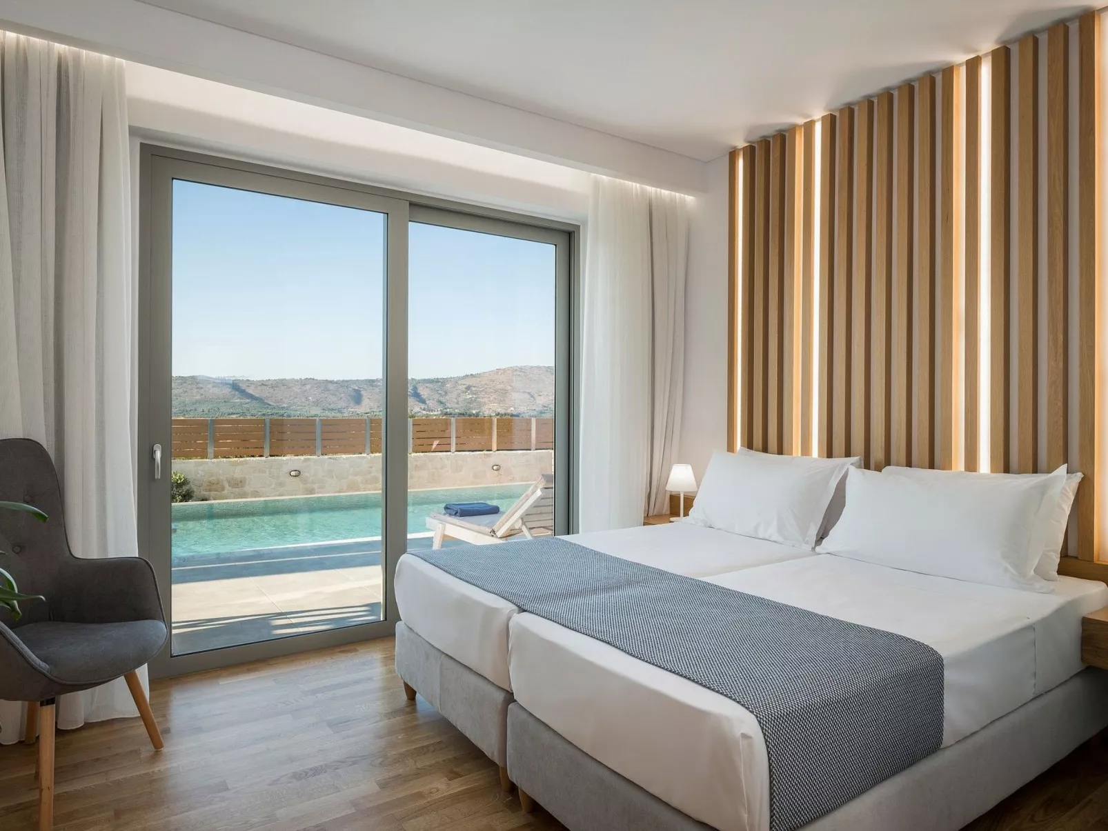 Villa White Harmony 6km vom Strand entfernt mit Pool-Dedans