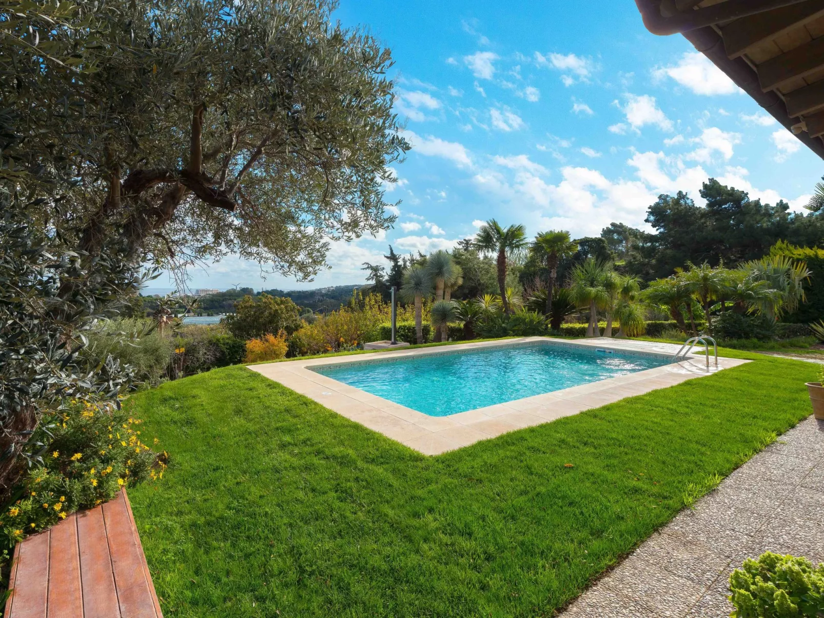 In Sgourou mit Parkplatz, Blick ins Grüne-Dehors