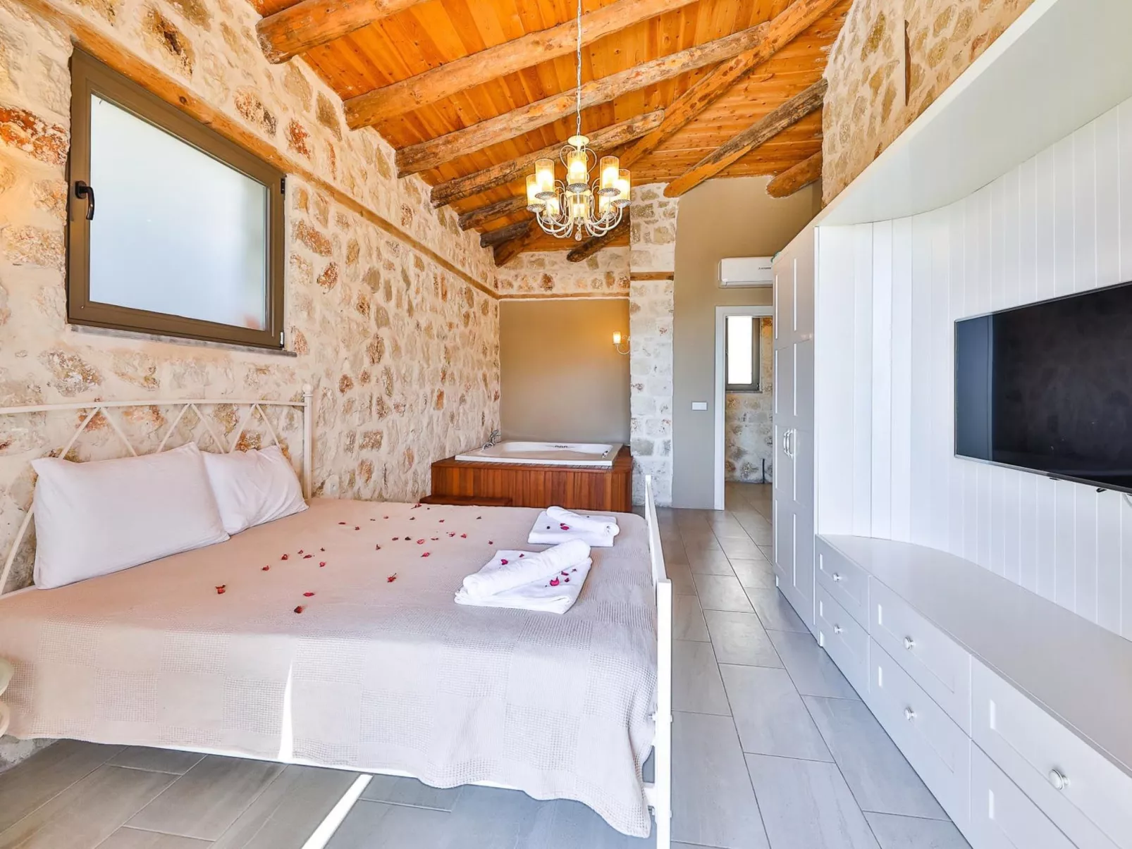 Traditionelles Natursteinhaus mit Sichtschutzpool-Image-tags.info