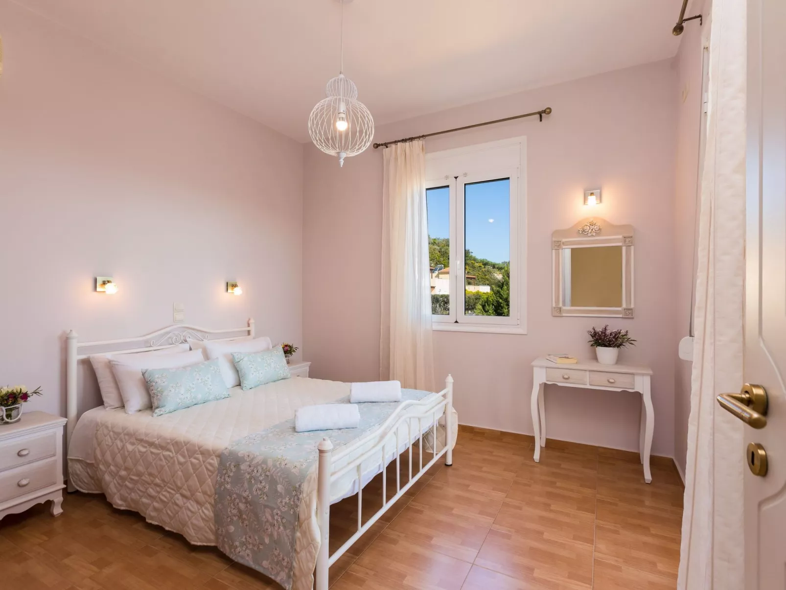 Familienfreundliche Villa mit privatem Pool und BBQ-Drinnen