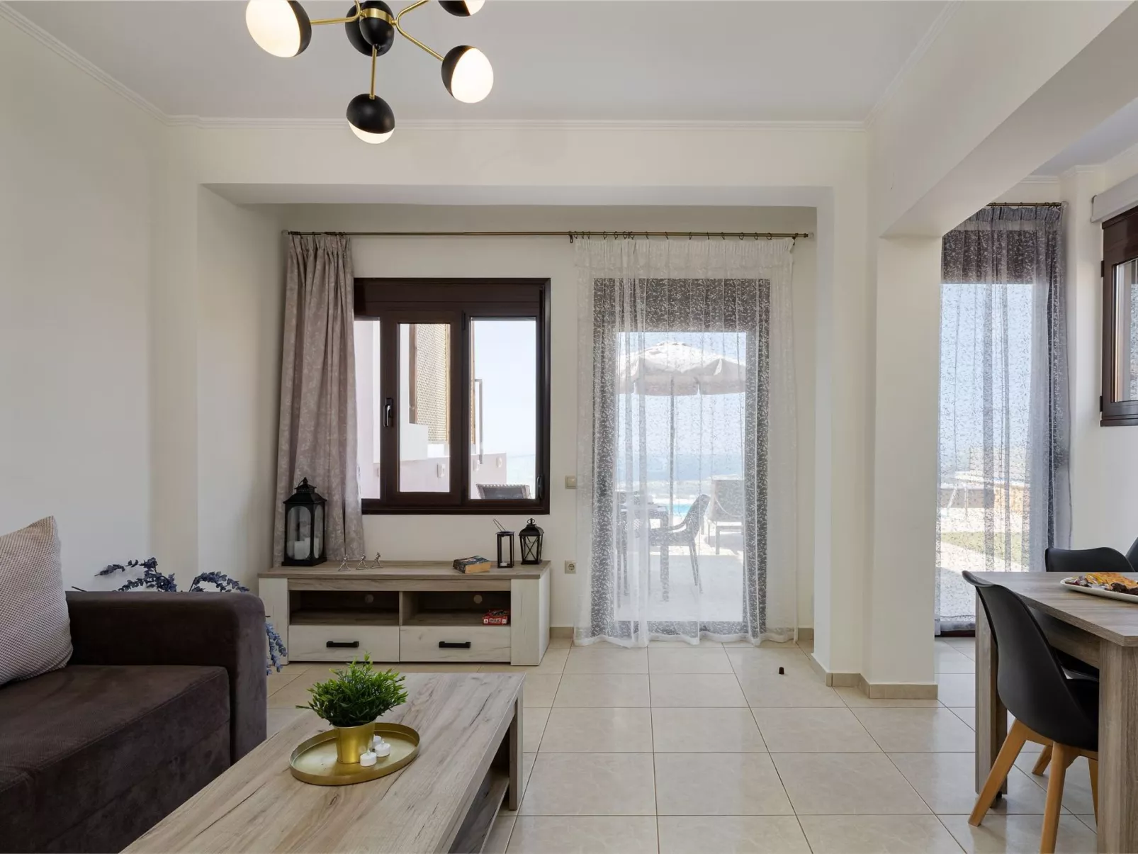 "Villa Nektar" mit privatem Pool-Dedans