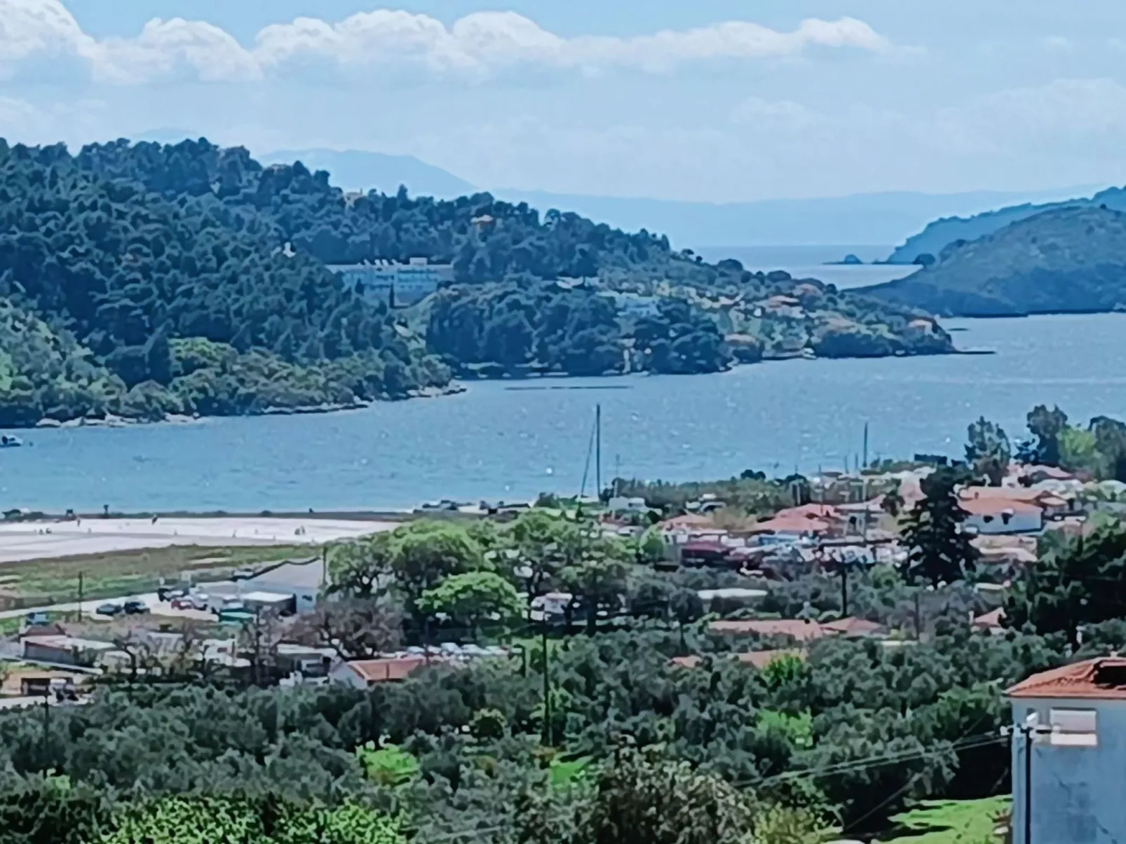 Berge und die ikonische Landebahn des Flughafens Skiathos-Dehors